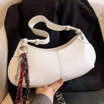 Сумка-подмышка из масляно-вощеной кожи универсальна, модна и индивидуальна. Это однотонная женская сумка на одно плечо. белый