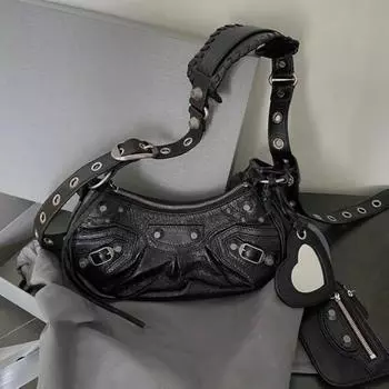 Сумка подмышки Сумка через плечо с заклепками и кисточкой 3-в-1 в форме полумесяца для женщин шириной 33 см, высотой 8 см и высотой 16 см чёрный