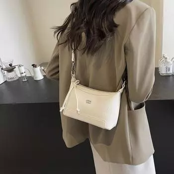 Сумка подмышкой женская 2024 новая модная нишевая дизайнерская сумка через плечо высококачественная женская маленькая квадратная сумка
