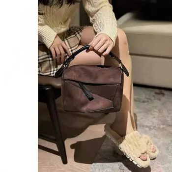 Сумка-подушка из воловьей кожи с геометрическим узором Luojia 2025 Spring — ручная, наплечная, через плечо, модный стиль, вдохновленный Ван Ибо. Original Leather without Logo