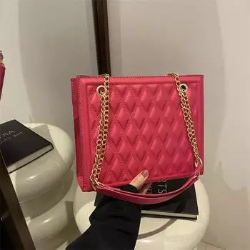 Сумка с цепочкой и ромбами, вместительная женская сумка 2024 года, новая ниша, универсальная модная тенденция, текстурированная сумка-мессенджер розы красного