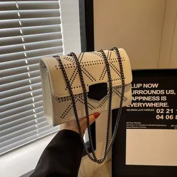 Сумка с заклепками и ромбами на цепочке, новая простая однотонная трендовая повседневная сумка через плечо с замком, текстурированная сумка-мессенджер, маленькая квадратная сумка прилив чёрный