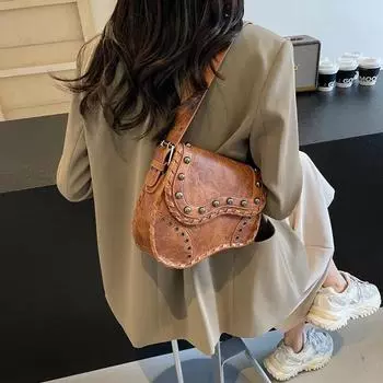 Сумка-седло из искусственного материала в стиле вестерн с потертостями и заклепками