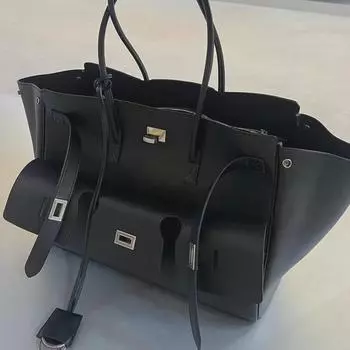 Сумка-тоут для мотоцикла в стиле знаменитости из Интернета 2024 года, темная, большая вместимость, квадратная пряжка, дизайн на одно плечо чёрный