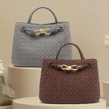 Сумка-тоут из искусственной замши с матовым плетением и металлической пряжкой-бабочкой через плечо для женщин серый