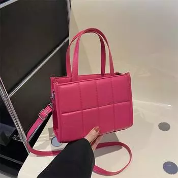 Сумка-тоут с текстурированной подмышечной вместимостью для женщин 2024 года, весна-лето, новая модная сумка-мессенджер для знаменитостей из Интернета розы красного