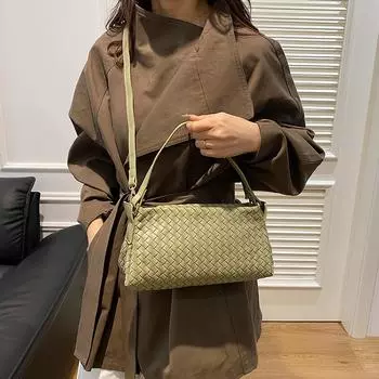 Сумка в стиле ретро, женская, 2024 года, популярная, фактурная, в иностранном стиле, сумка-мессенджер, модная, маленькая, квадратная сумка через плечо чёрный