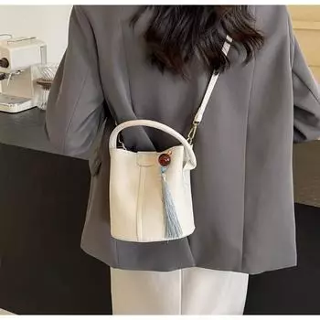 Сумка-ведро для воды, маленькая женская сумка, новый модный нишевый дизайн 2024 года, дорожная сумка, сумочка, ощущение высокого класса, женская сумка через плечо With pendant(Random)