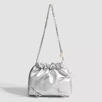 Сумка-ведро с серебряным бантом и цепочкой. Универсальная и модная сумка через плечо для поездок на работу.