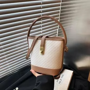 Сумка-ведро с текстурированной фактурой в иностранном стиле, осень 2024, новая популярная сумка-ведро с плетеным узором, универсальная сумка-мессенджер через плечо чёрный