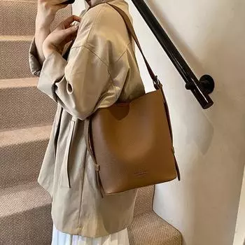 Сумка-ведро женская 2024 осень новая модная простая большая вместительная сумка через плечо однотонная популярная иностранная сумка-мессенджер коричневый