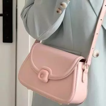 Сумка женская 2024 новая летняя сумка Niche Textured Underarm Bag ins Wind Saddle Bag Маленькая квадратная сумка через плечо на одно плечо розовый