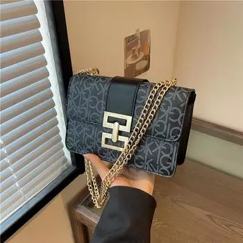 Сумка женская 2024 новая модная маленькая квадратная сумка французская нишевая летняя красивая индивидуальная сумка через плечо с цепочкой