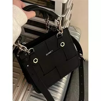 Сумка женская 2024 новая плетеная черная маленькая квадратная сумка нишевый дизайн универсальная маленькая сумка портативная сумка через плечо чёрный