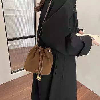 Сумка женская 2024 осень и зима новая корейская версия одно плечо мода кроссбоди универсальная ретро матовая иностранная газовая сумка-ведро коричневый