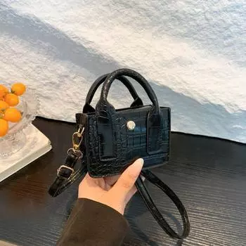 Сумка женская новая европейская и американская мода повседневная красивая трендовая простая маленькая квадратная сумка нишевая женская сумка-мессенджер чёрный