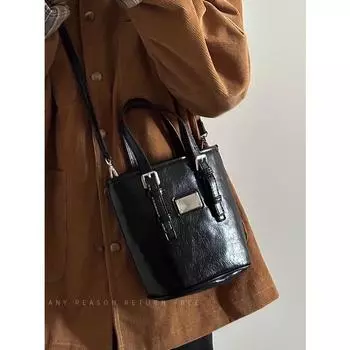 Сумка женская новая модная темная ретро универсальная сумка-ведро нишевая масляно-вощеная кожаная сумка-мессенджер для поездок на работу через плечо чёрный