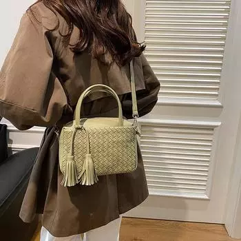 Сумка женская осень и зима новинка 2024 года иностранный стиль повседневный нишевый дизайн модный тренд маленькая квадратная сумка сумка через плечо чёрный