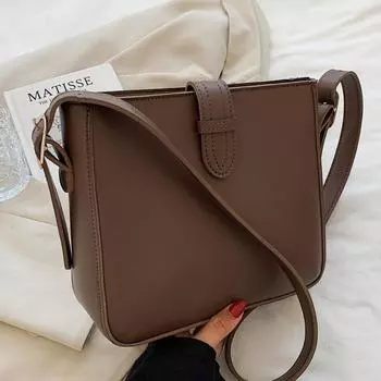 Сумка женская универсальная сумка через плечо стильная и простая сумка через плечо большой емкости текстурированная сумка-ведро 25*8*20 коричневый