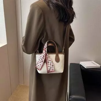 Сумка женская зимняя 2024 года, новая текстура, модная нишевая сумка через плечо, простая повседневная сумка-ведро, модная сумка-мессенджер чёрный