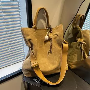 Сумки-тоуты большой вместимости для женщин из мягкой замши с подвеской, зимние новые дизайнерские сумки класса люкс 37 25 11cm чёрный