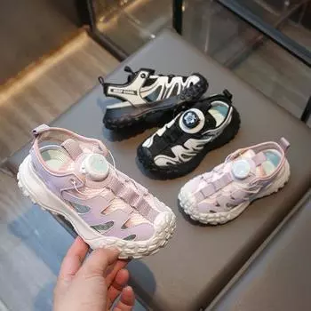 Летние детские сандалии 2024 года, спортивная обувь для мальчиков, модные лоскутные детские сандалии для девочек, повседневные нескользящие школьные пляжные сандалии с вырезами 26 чёрный