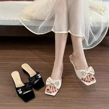 Summer slippers 2025 one word new rhinestone camellia fashion temperament foreign style daily wear and cool slippers 35 абрикосовый
