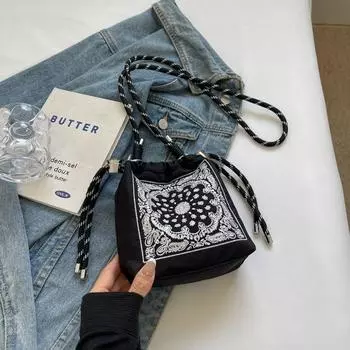 Summer Summer Super Popular Niche Embroidery Khaki Bucket Bag Women 2025 New Nylon Messenger Bag Mobile Phone Bag Black