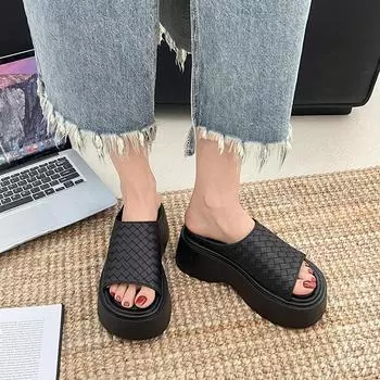 Summer thick-soled casual fashion slippers 2025 new slope heel fish mouth one-word muffin Korean version of foreign trade slippers outer wear 35 чёрный
