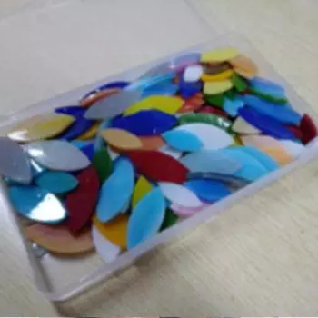 СУНДУК 100 шт. Мозаичные плитки с лепестками, мозаичные стеклянные кусочки, вырезанное вручную витражное стекло, цветы, листья, плитка для поделок разноцветный
