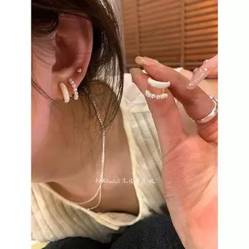 Супер Нежные ~ Жемчужные Серьги 2025 Новое Поступление Красные Серьги Рождественские Серьги-гвоздики Доступная Роскошь Модные Темпераментные Серьги Женщины Pair of white double-ring pearl earrings