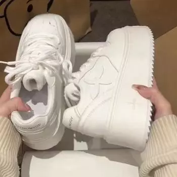 Супер-пожарные маленькие белые туфли с толстой подошвой, увеличивающие рост, 2024, новые популярные маленькие универсальные туфли для студентов, модные повседневные туфли для сноуборда 35