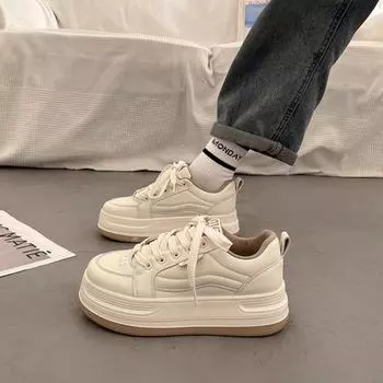 Супер-пожарные высококачественные маленькие белые туфли на толстой подошве для женщин 2024 года, новые весенние и осенние универсальные туфли для скейтбординга, популярная повседневная спортивная обувь 35