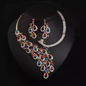 Свадебное платье с ожерельем и серьгами в виде павлина с бриллиантами разноцветный