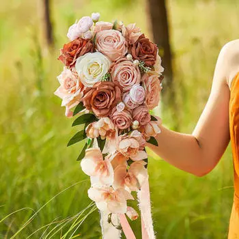 Свадебный букет, бросаемый каскадом, центральная часть стола с лентами, искусственный цветок для