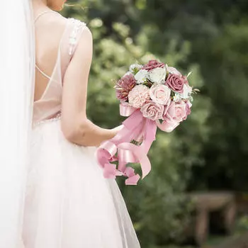 Свадебный букет искусственных цветов подружка невесты реалистичная невеста держит свадебный для бордовый