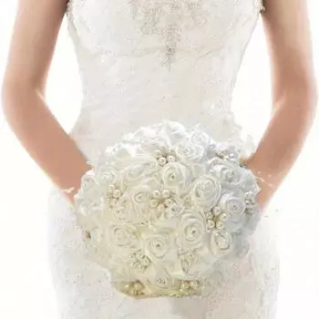 Свадебный букет невесты с атласом, украшенным стразами, держащим букет из искусственных цветов, атласные розы ручной работы, свадебный букет невесты, свадебные букеты с жемчугом белый