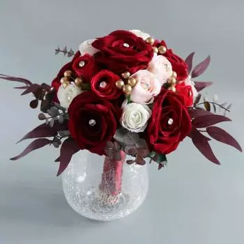 Свадебный букет в руках Свадебные букеты для невесты Розы Букет подружки невесты Свадебный букет Цветок с бриллиантом для помолвки Девичник белый