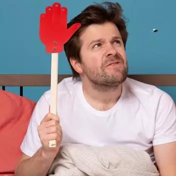 Сверхмощная мухобойка из искусственной кожи с деревянной ручкой Эффективная ловушка для насекомых Удобная ручка Легко хранить Ловушка для мух в форме ладони Ловушка для насекомых светло-коричневого