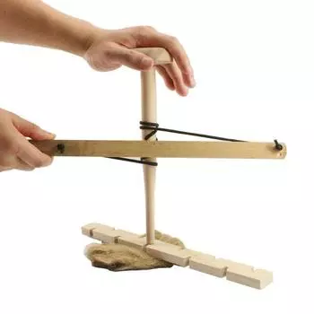 Сверлите дерево, чтобы сделать инструменты для огня, инструменты для разведения огня на открытом воздухе, реквизит для обучения разведению огня в кемпинге