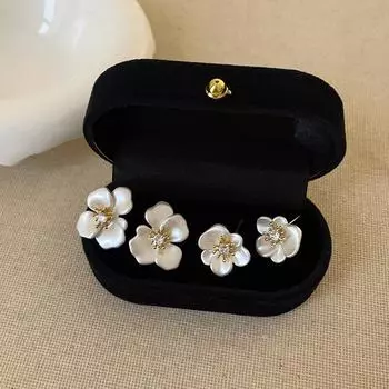 Светлая роскошь высокого класса, белые масляные серьги-гвоздики с цветами, простая женская индивидуальность, модный и изысканный тренд, универсальные серьги