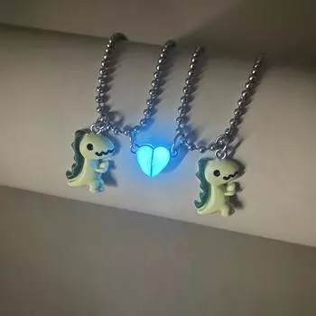 Светящееся сердце, милый зеленый маленький динозавр 2 шт./набор: Парное ожерелье из нержавеющей стали — подарок на День святого Валентина для музыкального фестиваля зелёный