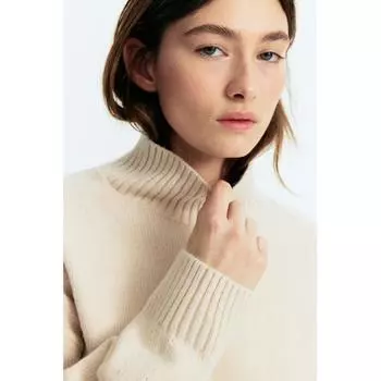 Свитер-водолазка HM oversized светло-бежевого цвета
