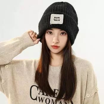 Свободная теплая однотонная шерстяная шапка с наклейкой с буквами, женская осенне-зимняя ворсовая холодная шапка с изображением лица, маленькая вязаная шапка hat circumference 52cm-56cm чёрный