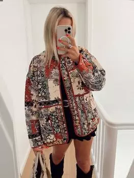 Свободная женская куртка с длинным рукавом с принтом и карманами на весну и осень S коричневый