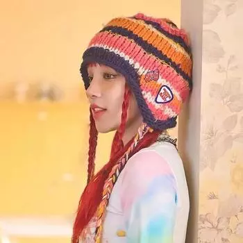 Та же вязаная шапка с бахромой и плетением от Song Yuqi, модная уличная полосатая шерстяная шапка в тон, подходящая по цвету M56-58cm