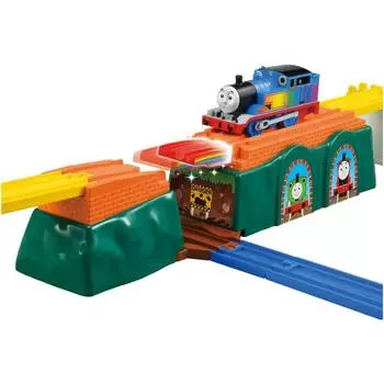 TAKARA TOMY Plarail Thomas Паровозик Томас Пересеки радугу! Игрушка-паровозик «Растягивающийся мост» для детей от 3 лет и старше. Оригинал из Японии.