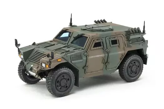 Tamiya 135 Военная миниатюрная серия № 368 Легкая бронированная машина сухопутных сил самообороны (ЛАВ) Пластиковая модель 35368