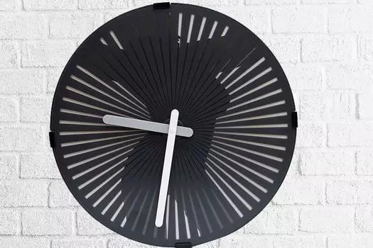 Танцор с движущимися часами