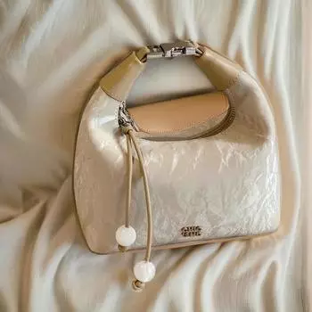 Таожи Яояо носит с собой сумку-тоут, а женщина ходит на работу с небольшой сумкой и сумкой-мессенджером через плечо. абрикосовый